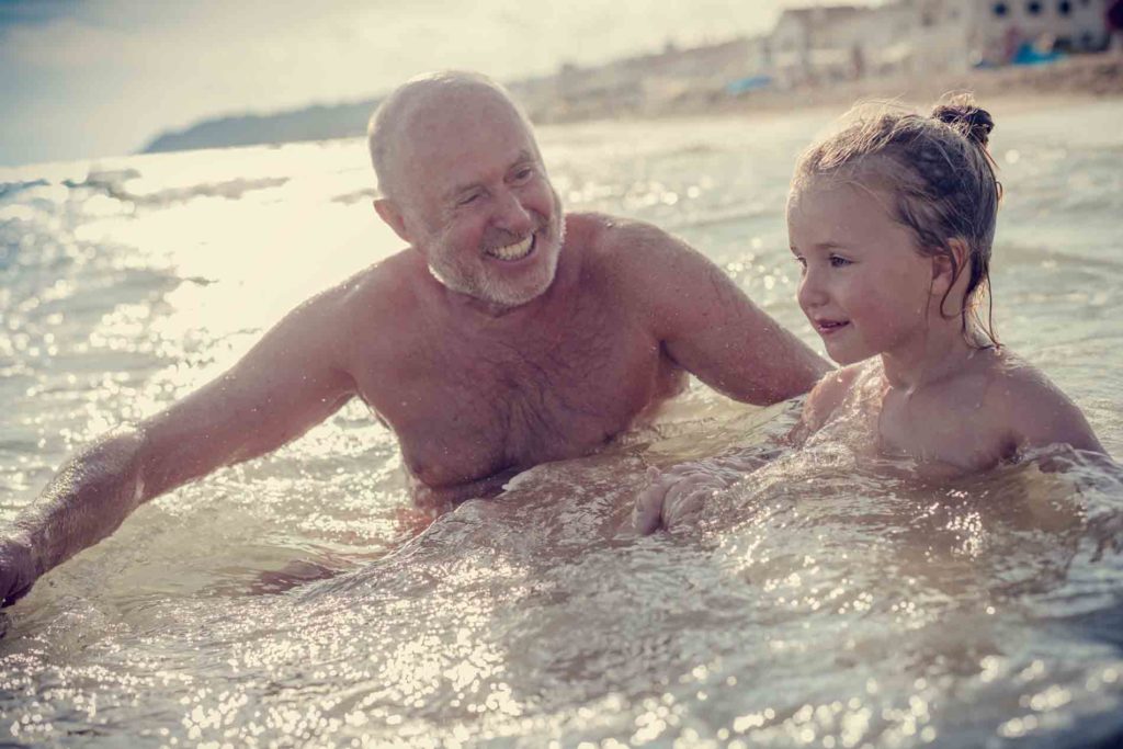 playa para los adultos mayores familia