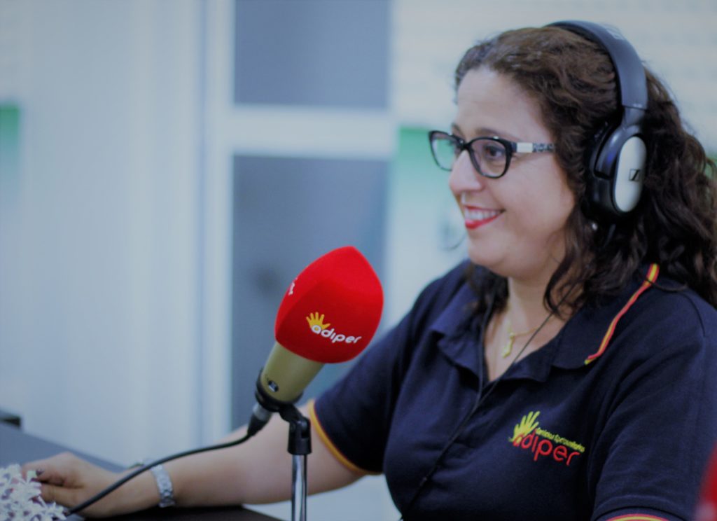 María Barco grabando nuestro podcast "autonomía de las personas mayores"