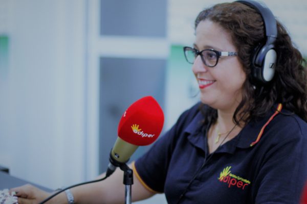 María Barco grabando nuestro podcast "autonomía de las personas mayores"